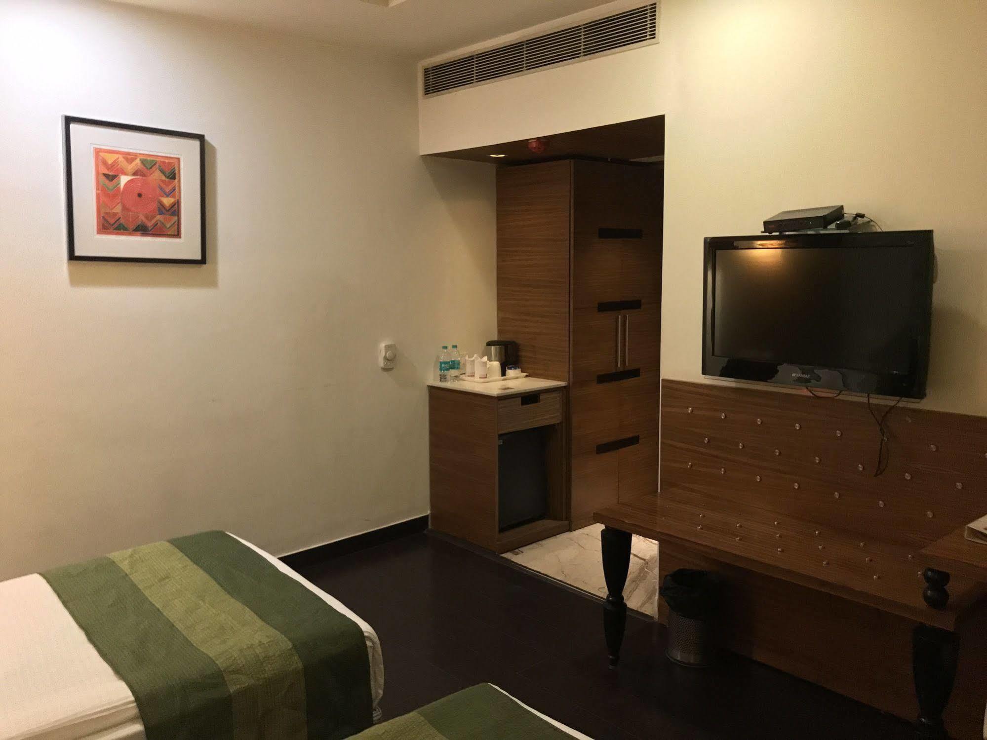 Hotel Ivory 32 New Delhi Buitenkant foto